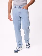 Jean de corte recto en color azul claro, con diseño clásico de cinco bolsillos, cierre frontal con botón y costuras reforzadas.