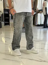 Pantalón de jean gris con lavado ácido, corte holgado de estilo oversize y diseño recto.