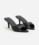 Sandalia mule Satinato confeccionada en PU, con diseño minimalista, tira ancha sobre el empeine, puntera alargada en forma de hoja y taco fino.