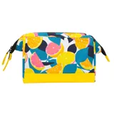 Neceser Cabaia modelo El Malecon con estampado de rodajas de cítricos en tonos amarillo, naranja, rosa y azul sobre fondo blanco. Cuenta con tejido repelente al agua, tejido ultrarresistente, parte inferior lavable y cremallera YKK.