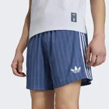 Short Adidas de la selección de Italia, confeccionado en tejido jacquard azul con diseño de rayas verticales. Presenta el escudo de la selección en el frente, las tres tiras características de la marca en los laterales y un corte holgado con cintura ajustable.