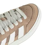 Championes Adidas modelo Grand Court Alpha, color arena con las icónicas tres tiras laterales en blanco. Presentan una combinación de gamuza y malla en la parte superior, con suela de goma blanca y cordones al tono.