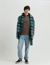 Remera de punto inglés con cuello alto y medio cierre metálico. Presenta mangas largas y puños en punto canalé.