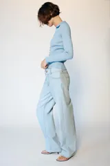 Jeans de tiro alto con cintura ancha, diseño de cinco bolsillos y pernera recta. Cierre frontal con cremallera y botón metálico.