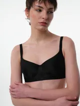 Soutien con copas preformadas sin aro, diseñado para ofrecer un calce suave y liviano. Cuenta con breteles ajustables y cierre posterior con broche multiposición.