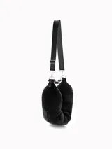 Almohada de viaje multifuncional color negro, diseñada para rellenar con ropa y optimizar el espacio en el equipaje. Cuenta con una correa ajustable para colgar y transportar fácilmente.