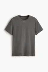 Remera deportiva de tejido funcional con efecto lavado, cuello redondo y manga corta. Cuenta con tecnología DryMove para absorber el sudor y mantener la frescura.