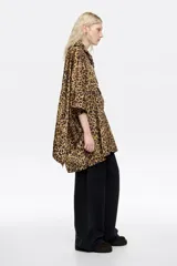 Poncho de nylon con capucha y estampado de leopardo.