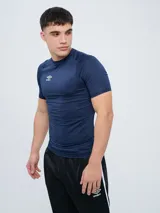 Remera térmica deportiva de manga corta de la marca Umbro, en color rojo, con cuello redondo y ajuste ceñido al cuerpo.
