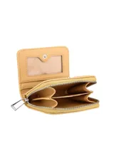 Monedero pequeño color amarillo ocre con cierre de cremallera y múltiples compartimentos internos.