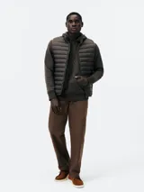 Buzo con capucha de corte clásico, confeccionado en tejido de algodón, con bolsillo frontal tipo canguro y puños acanalados.