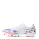 Championes de fútbol Puma Future 8 Play FG, color blanco con detalles gráficos en naranja y azul. Presentan suela con tapones para terreno firme (FG) y logo de la marca en el lateral.