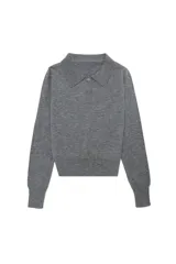 Suéter tejido de punto color gris, con cuello polo y escote en V con un botón. Tiene mangas largas y está confeccionado en un tejido suave y liviano.