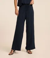 Pantalón pantalona azul marino con rayas verticales blancas, elástico y lazo en la cintura, con efecto airflow.