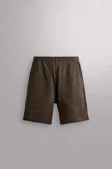Short jogger marrón de corte relaxed fit, confeccionado en tejido compacto de algodón, con cintura elástica ajustable, bolsillos frontales en la cadera y bolsillo trasero de plastrón.
