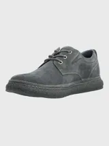 Sneaker de hombre confeccionado en descarne color gris, con cierre de cordones y suela de goma texturizada.