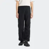 Pantalón cargo negro de corte recto con cintura elástica, bolsillos laterales y tecnología Water Defy que brinda resistencia al agua.