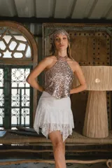 Minifalda negra de encaje con volados y cintura alta.