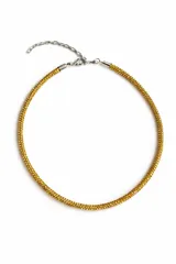 Collar tipo gargantilla de forma circular, recubierto íntegramente por pequeños cristales dorados brillantes, con cierre de mosquetón y cadena de extensión plateada.