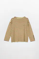 Remera de manga larga, color beige con rayas horizontales marrones. Presenta un bordado "SP" en el frente y la palabra "PASTICHE" estampada en el brazo.