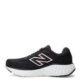 Championes de running New Balance Fresh Foam Evoz para mujer, color negro con el logotipo lateral y detalles en rosado, entresuela blanca y suela con amortiguación.