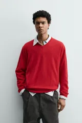 Jersey de corte regular fit, tejido en una mezcla de lana y cashmere, con cuello en pico y manga larga. Presenta acabados en rib en puños y bajo.