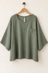 Remera de algodón color verde militar, de corte holgado, con mangas cortas amplias, cuello redondo y un bolsillo aplicado en el pecho.