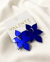 Aros colgantes con forma de flor de acrílico color azul eléctrico.