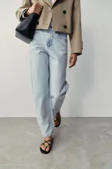 Jeans de tiro alto con diseño barrel y cinco bolsillos, de pernera holgada que se estrecha hacia el tobillo, en tono celeste claro.