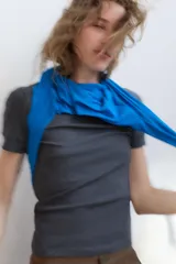 Camiseta de cuello redondo y manga corta, con corte regular fit.