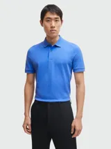 Polo de manga corta color verde menta, confeccionado en piqué de algodón, con cuello y tapeta de tres botones. Presenta un logo bordado tono sobre tono en el pecho.