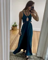 Vestido largo color petróleo con breteles finos, escote en V, abertura en el abdomen y tajo lateral.