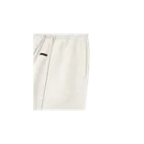 Pantalón de jogging Fear of God Essentials color beige melange, de corte relajado, con cintura elástica, cordones ajustables largos y puños elásticos en los tobillos. Presenta una etiqueta de goma en el frente y texto sutil estampado en la pierna.