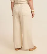 Pantalón de sarga color beige, modelo pantacourt (largo a media pantorrilla) con elástico y amarre en la cintura.