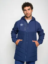 Parka larga de abrigo Umbro color azul marino con capucha y cierre frontal con cremallera.