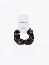 Scrunchie de tela negra con destellos dorados brillantes.