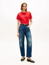 Remera Tommy Hilfiger de manga corta y cuello redondo, color rojo. Presenta un diseño gráfico bordado en el pecho con el nombre de la marca y texto descriptivo, además de la clásica bandera bordada en la manga.