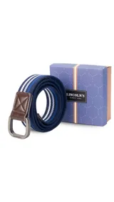 Cinto de tela canvas azul marino con galón de rayas blancas y celestes, hebilla doble metálica color peltre y terminaciones en símil cuero marrón.