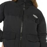 Campera puffer negra con diseño combinado de pana en la parte superior y tejido liso en la inferior. Presenta cuello alto, cierre frontal completo, bolsillos delanteros con solapa y logo de la marca en el pecho.