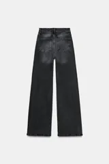 Jeans de tiro alto con corte wide leg y largo completo. Presenta diseño de cinco bolsillos, trabillas en la cintura y cierre frontal con cremallera y botón, con un acabado de efecto lavado.