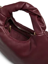 Cartera pequeña de mano con diseño estructurado y manija superior fruncida. Presenta cierre superior con cremallera metálica y forro interior con bolsillo con cierre.