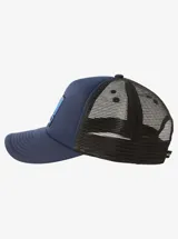 Gorro trucker Quiksilver modelo Sea Satchel, color azul marino con red trasera negra y parche frontal estampado con logo y degradado multicolor.