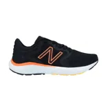 Championes de running New Balance 521 para hombre, color negro con logo naranja y suela blanca.