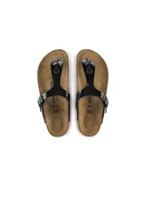 Sandalia Birkenstock modelo Gizeh, color negro charol, con tira delantera ajustable con hebilla metálica.