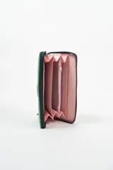 Billetera rectangular de diseño acolchado con costuras horizontales, cierre perimetral y parche frontal con el logo de la marca.