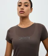 Remera deportiva de manga corta y cuello redondo, confeccionada en tejido de poliamida con textura tipo crepé. Presenta un estampado frontal con la palabra 'Sporty' en acabado de gel.