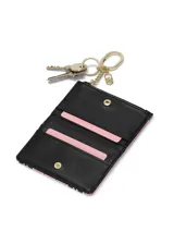 Estuche plegable para tarjetas y llavero con cierre de cremallera y diseño de rayas verticales en tonos rosados, negros y blancos. Incluye herrajes dorados y llavero con cadena y dijes colgantes.