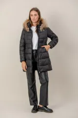 Campera puffer de nylon con diseño capitoneado, cierre frontal, capucha fija con borde de piel sintética y corte a la cadera.