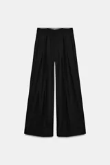 Pantalón de tiro alto con pierna ancha, confeccionado con pinzas en el delantero, bolsillos laterales y cierre frontal con cremallera y gancho metálico.