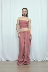 Top bandeau de viscosa con diseño elastizado tipo nido de abeja y acabado con pequeños volados en el borde superior e inferior.